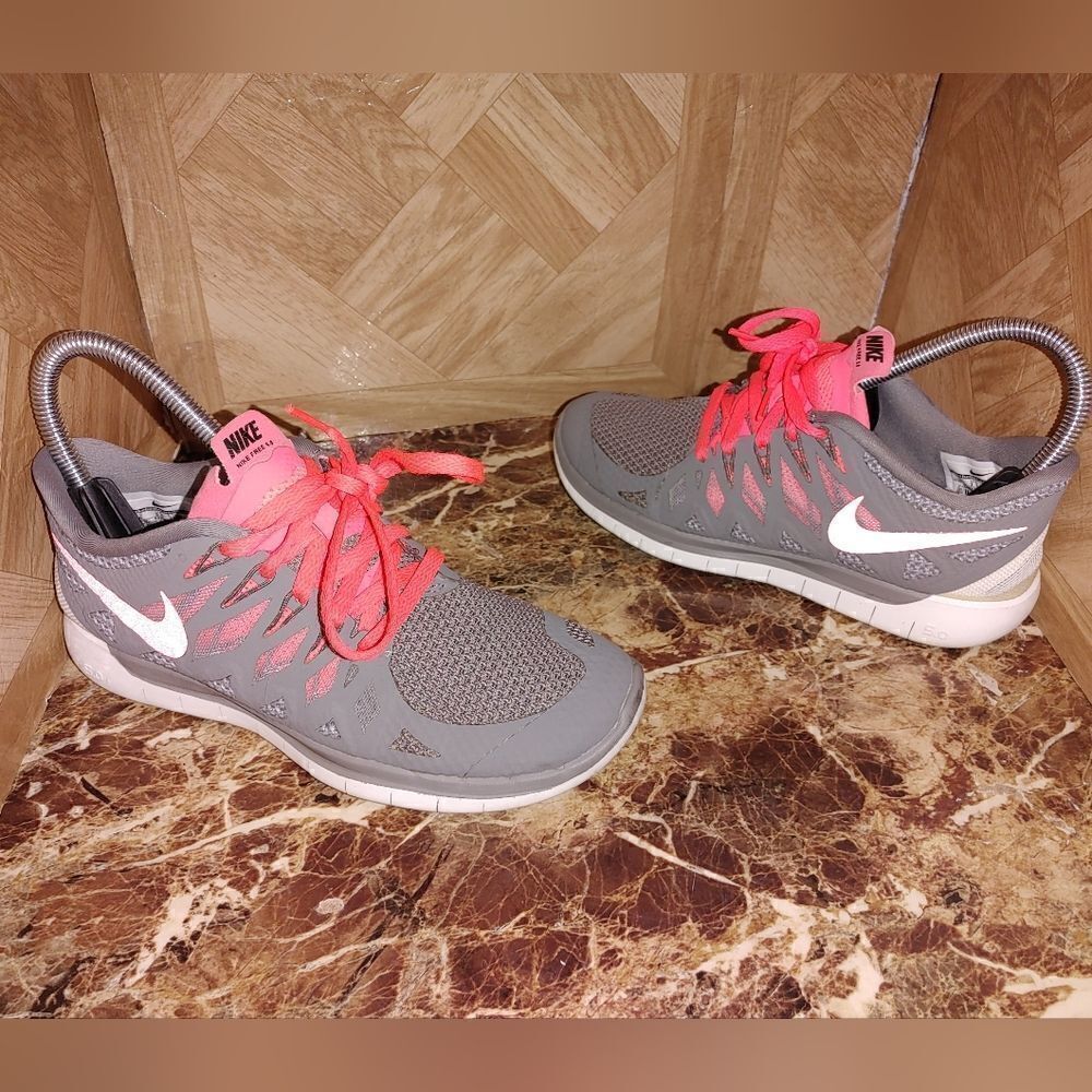 Nike women's Free 5.0 642199-200 gray running shoes size 6.   753